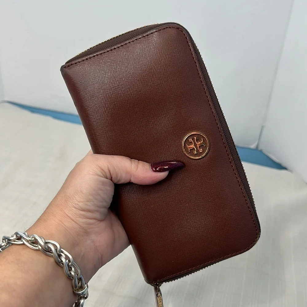 Tory Burch Robinson Zip Continental Wallet in chocolate